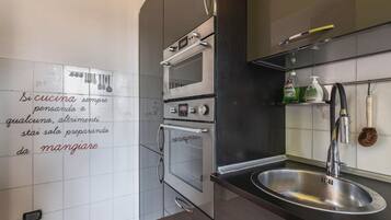 Frigorifero, microonde, forno, piano cottura