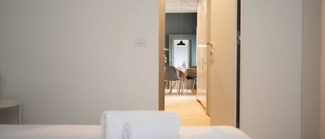 1 habitación, escritorio, tabla de planchar con plancha y wifi