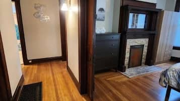 3 habitaciones, tabla de planchar con plancha, wifi y ropa de cama