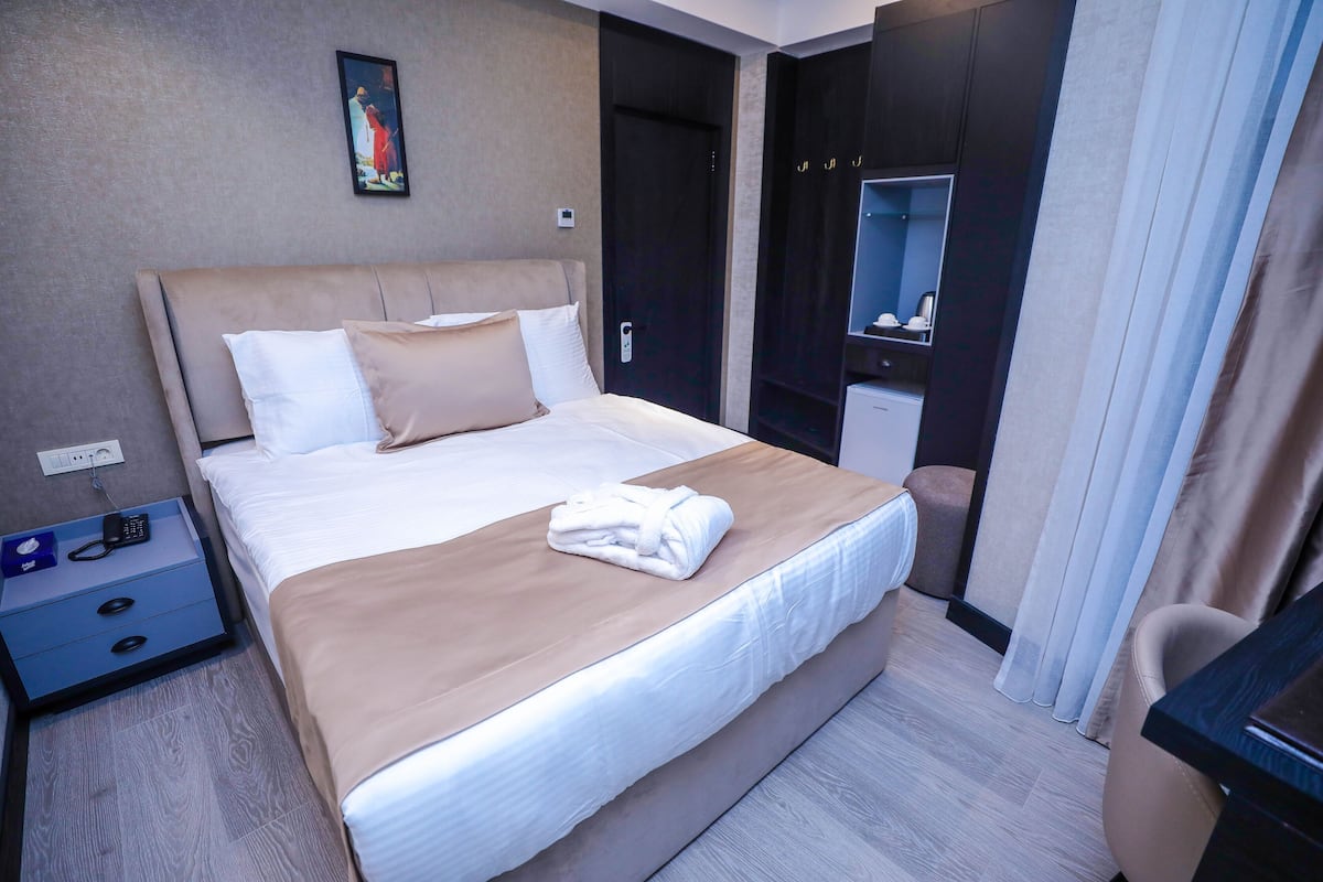 1 habitación, minibar y caja de seguridad en la habitación