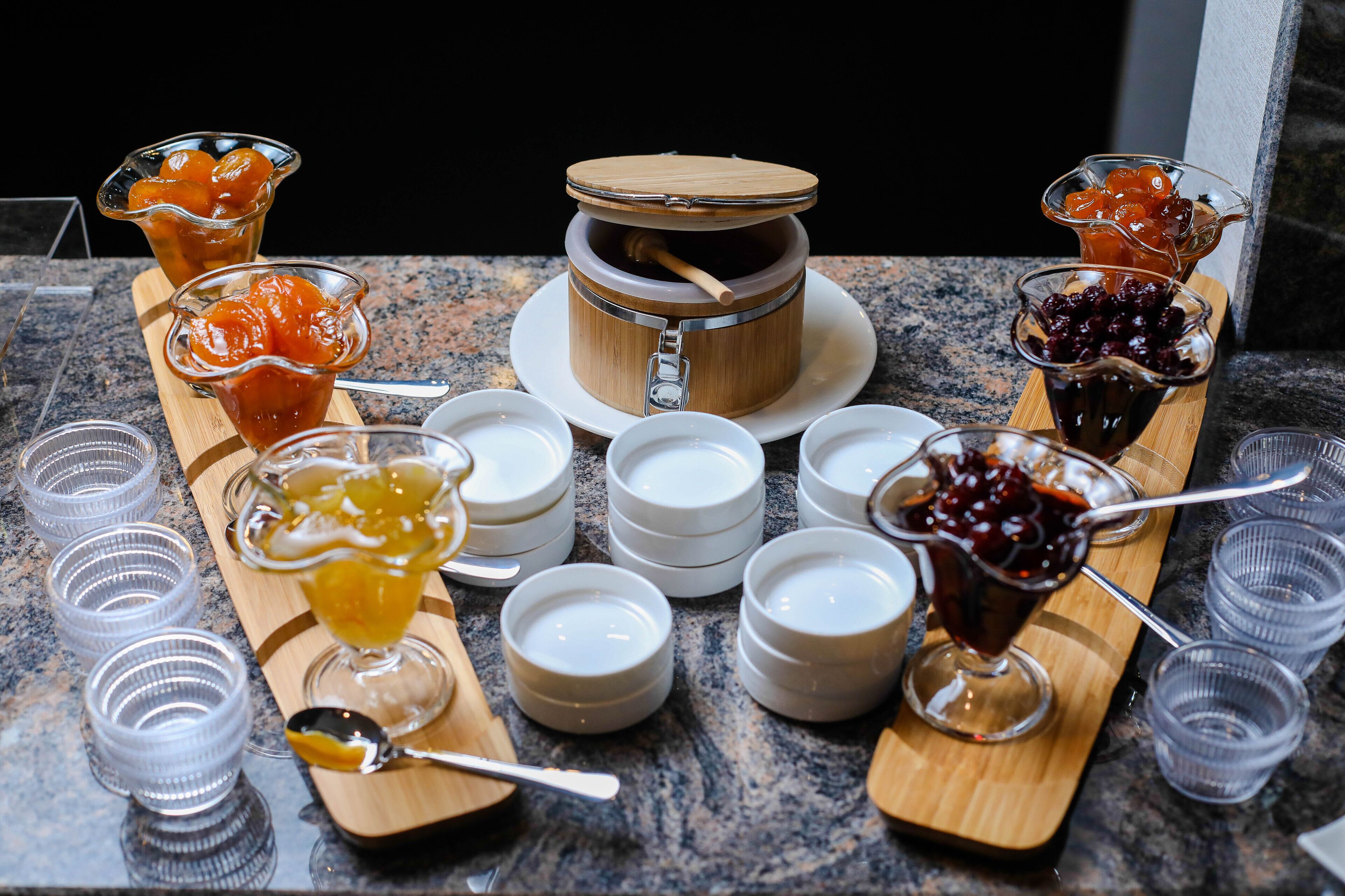 Un buffet de desserts proposant une variété de plats sucrés et de petits ramequins de crème.