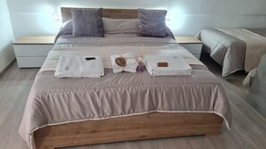 1 bedroom, desk, travel crib, WiFi