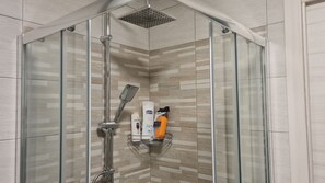 Een douche,  milieuvriendelijk toiletgerief, een haardroger, een bidet