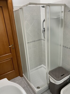 Dusche, Haartrockner, Bidet, Handtücher