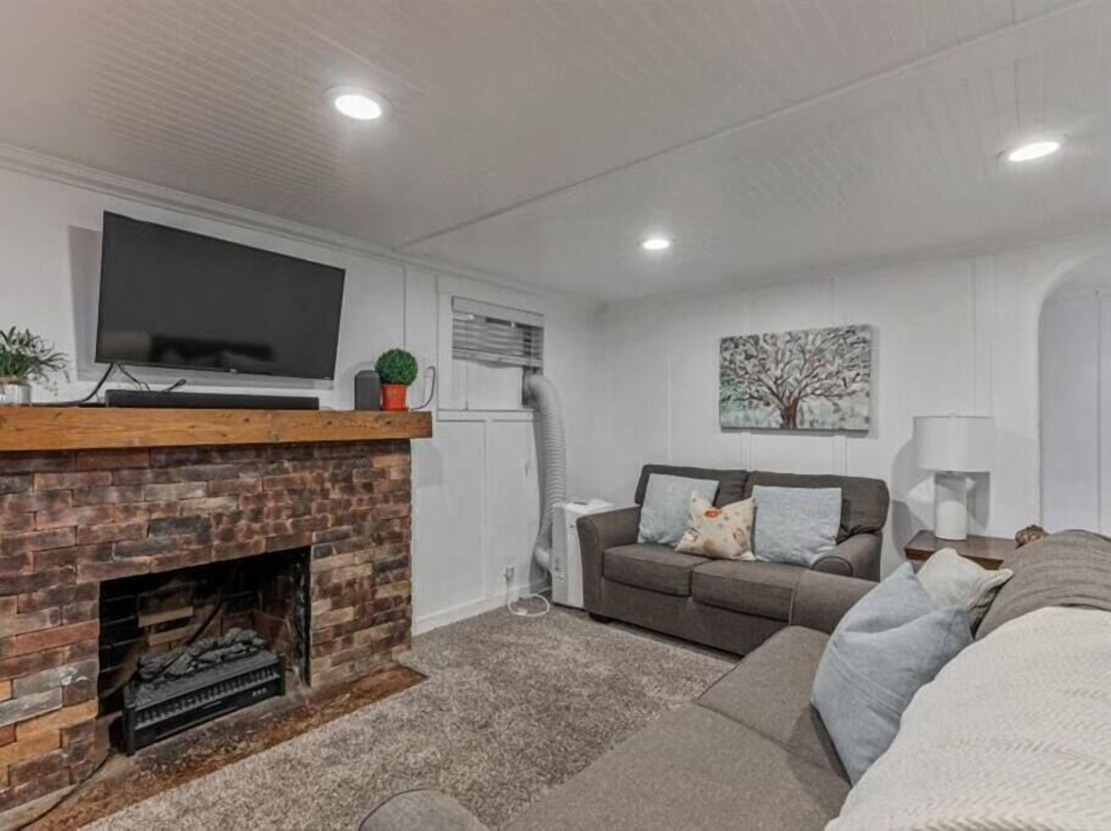 Near Parks, Close to Provo Airport, Queen Bed!