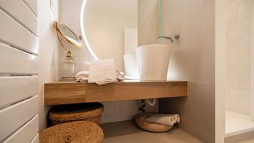 Ducha, secador de pelo, toallas, jabón