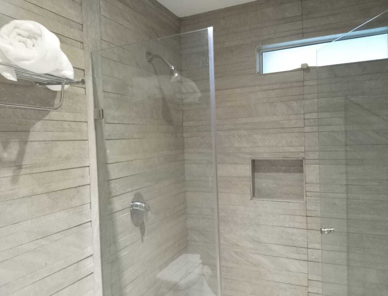 Bruser, hårtørrer, håndklæder