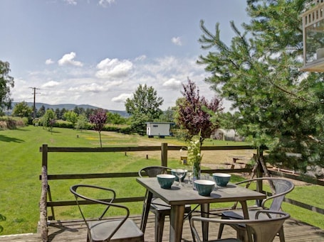 Outdoor dining. Charming caravan for 4 guests with pets allowed, linens and cleaning included