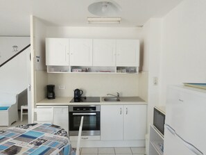 Mikrobølgeovn, ovn, kokeplater og oppvaskmaskin