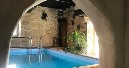 Ancien Fournil Cosy avec Piscine Couverte, Parc Verdoyant et Sauna, Ă 30 mn du Mans