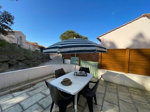 Outdoor dining - Cozy House with Shared Pool, Near Beach and Forest, Sleeps 5, Saint Jean de Monts (Saint-Jean-de-Monts)