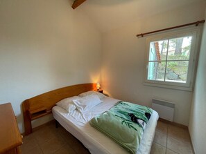 2 bedrooms - Cozy House with Shared Pool, Near Beach and Forest, Sleeps 5, Saint Jean de Monts (Saint-Jean-de-Monts)