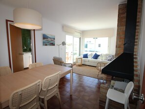 TV, fireplace, offices - Modern and Bright Apartment with Sea View - Close to Beach (Llançà)
