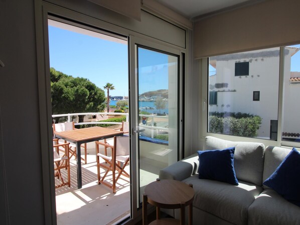 TV, fireplace, offices - MISTRAL - Apartamento acogedor, luminoso y de ambiente moderno con terraza vista mar. (Llançà)