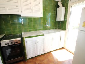 Fridge, microwave, oven, stovetop - Modern and Bright Apartment with Sea View - Close to Beach (Llançà)
