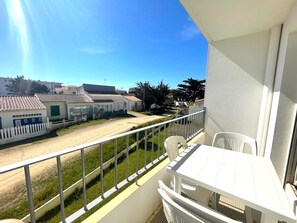 Outdoor dining - Quiet apartment 150m from the beach with private parking (Saint-Jean-de-Monts)