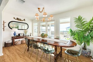 Dining - Where Mr Ocean Blue Meets Ms Posh Pink! (Surfside Beach)