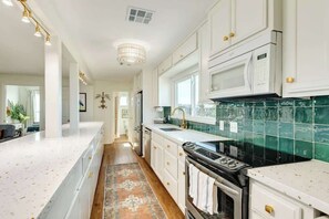 Fridge, microwave, oven, stovetop - Where Mr Ocean Blue Meets Ms Posh Pink! (Surfside Beach)