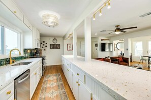 Fridge, microwave, oven, stovetop - Where Mr Ocean Blue Meets Ms Posh Pink! (Surfside Beach)