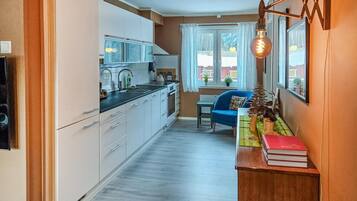 Frigorífico, horno, placa de cocina y lavavajillas