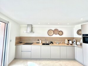 Een koelkast, een microgolfoven, een oven, een vaatwasser