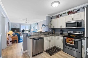 Refrigerador, microondas, horno y parrilla de estufa