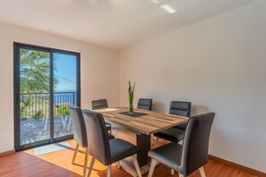 Electric kettle, dining tables - Villa Rosa (Ribeira Brava)
