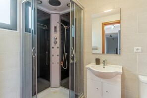 Traditional Villa | Bathroom | Shower, hair dryer, towels