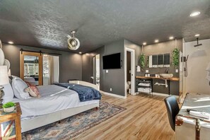 4 bedrooms, desk, iron/ironing board, travel crib