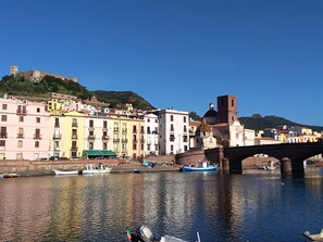 Tabla de planchar con plancha, internet y ropa de cama 