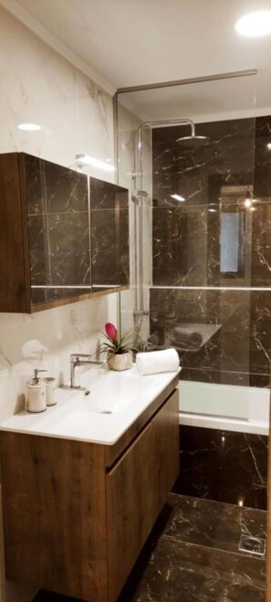 Een regendouche, gratis toiletartikelen, een haardroger, een bidet