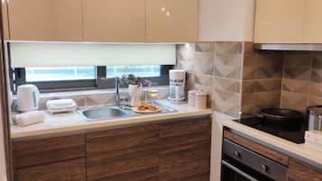 Macchina per tè/caffè, frigorifero con congelatore, microonde, forno