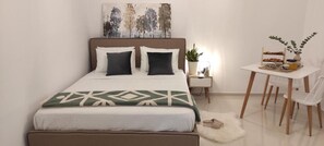 42-inch Smart TV with digital channels, Netflix, streaming services - Ezith Luxury Apartments (Heraklion)