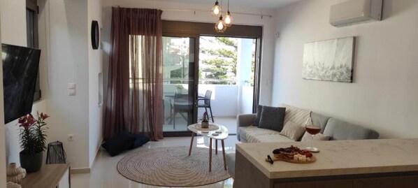 Apartament Deluxe | Sala d'estar | Televisor intel·ligent de 42 polzades amb canals digitals i Netflix