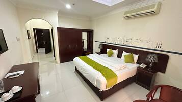 Standard Single Room, 1 King Bed, Park View | In-room safe, desk, laptop workspace, iron/ironing board