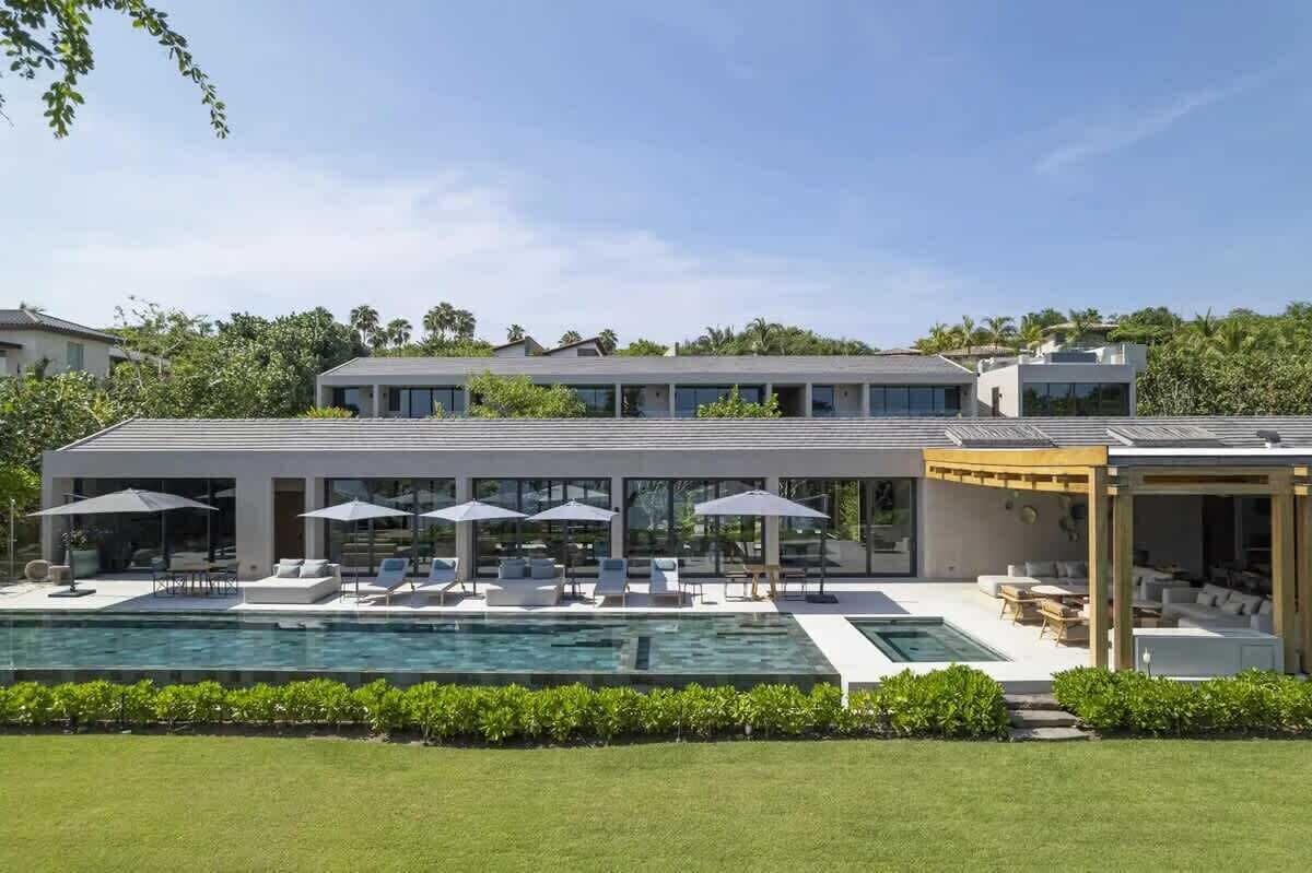 Una piscina al aire libre, una piscina climatizada
