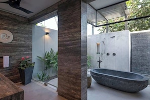 Douche, sèche-cheveux, serviettes fournies, savon