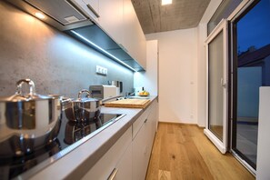 Een koelkast, een magnetron, een oven, een vaatwasser