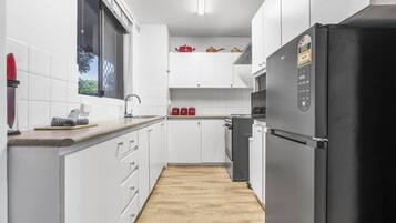 Refrigerador, microondas, horno y parrilla de estufa