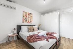 2 quartos, ferros/tábuas de passar roupa, berço de viagem