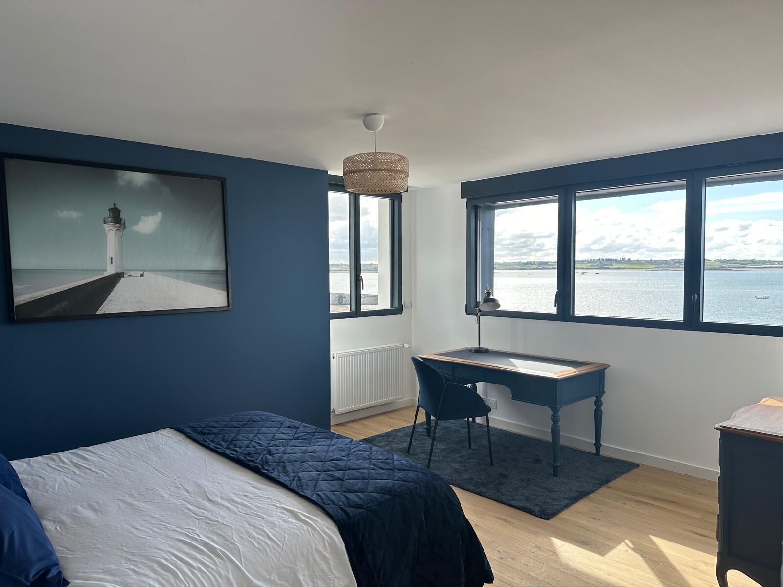 5 slaapkamers, een bureau, een strijkplank/strijkijzer, reisbedje