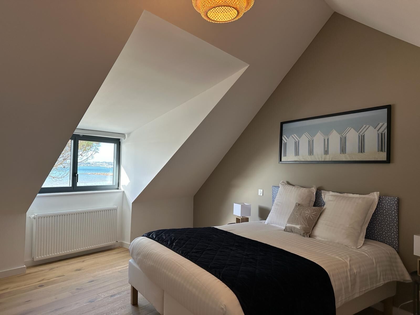 5 chambres, bureau, fer et planche à repasser, lit parapluie