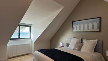 5 bedrooms, desk, iron/ironing board, travel crib