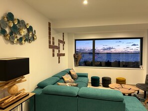 Téléviseur connecté, table de baby-foot, livres