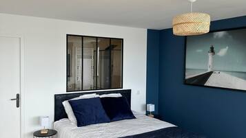 5 chambres, bureau, fer et planche à repasser, lit parapluie