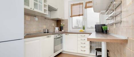 Frigorífico, microondas, horno y placa de cocina