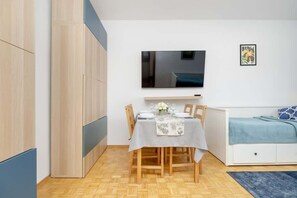 3 bedrooms, iron/ironing board, WiFi, bed sheets - Maltańska 4 | Stylish Apartment | Pet-Friendly (Warszawa)