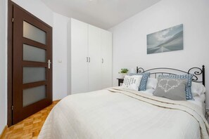 1 chambre, fer et planche à repasser, Wi-Fi, literie fournie