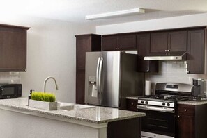 Geladeira, micro-ondas, fogão, cooktop