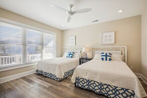 6 chambres, fer et planche à repasser, lit de bébé portatif